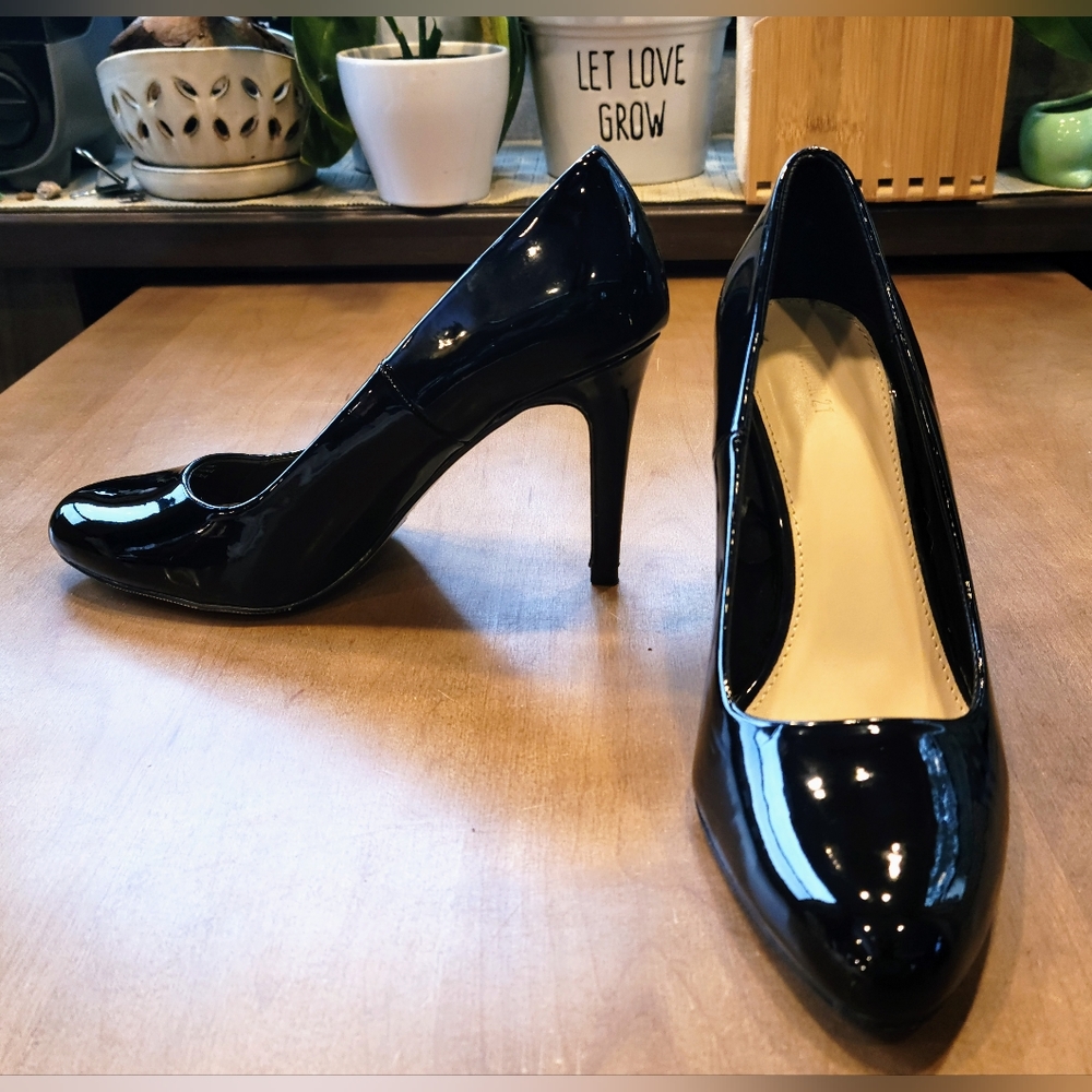 Sz 8.5 GUC Forever 21 Shiny Black Heels